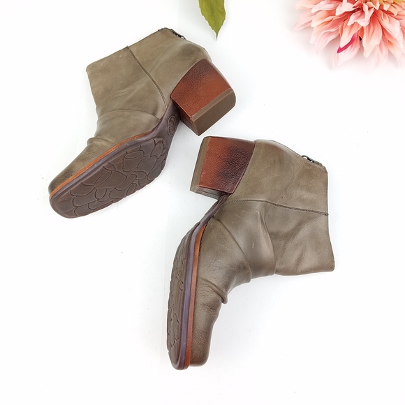 Kork-Ease Dark Taupe 'Kissel' Boot
Sz 7 - Picture 4 of 8